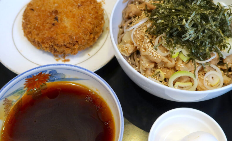 羽田空港第二ターミナル「The Minatoya Lounge」で港屋の冷たい肉そば＆メンチセット