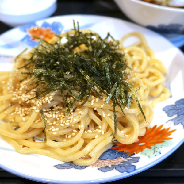 温かいそばは中華麺