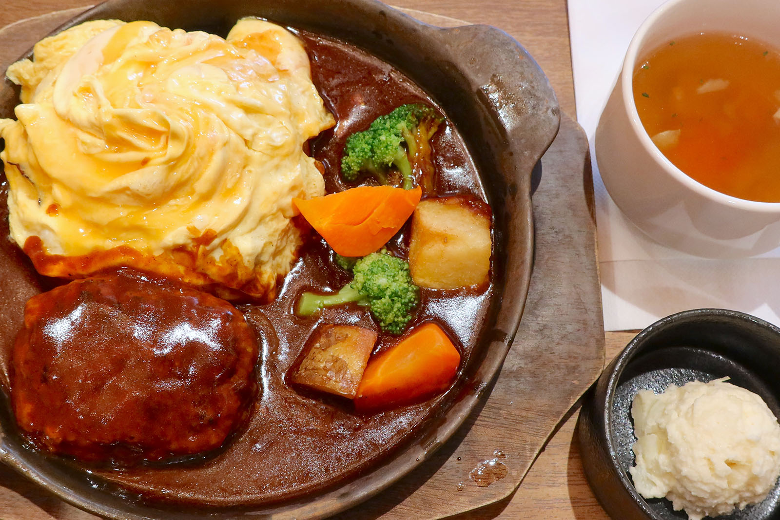 浦添・パルコシティ「北海道キッチンYOSHIMI」で牛ハンバーグ