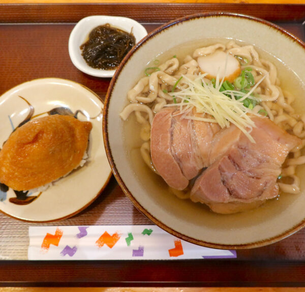 沖縄そば（800円）＋いなり（100円）