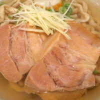 『世界よ、これが三枚肉だ！』と言いたくなるくらいの豚肉が美味しい「てぃしらじそば」の沖縄そば