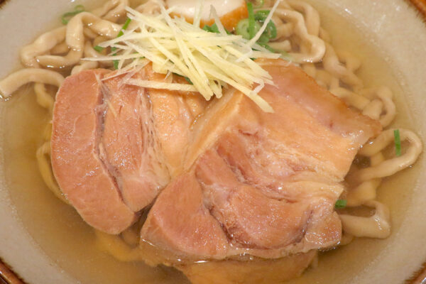 『世界よ、これが三枚肉だ！』と言いたくなるくらいの豚肉が美味しい「てぃしらじそば」の沖縄そば