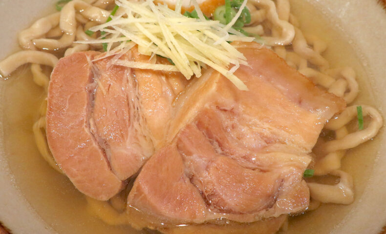 『世界よ、これが三枚肉だ！』と言いたくなるくらいの豚肉が美味しい「てぃしらじそば」の沖縄そば