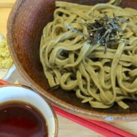 那覇「てぃあんだー」でさっぱり冷たいよもぎ練り込み沖縄そば＋ニンニク高麗古酒（コーレーグース）