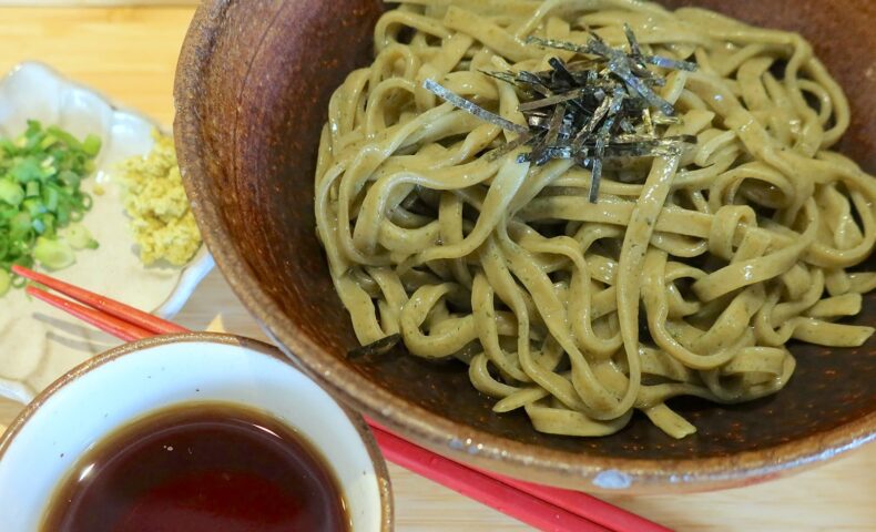 那覇「てぃあんだー」でさっぱり冷たいよもぎ練り込み沖縄そば＋ニンニク高麗古酒（コーレーグース）