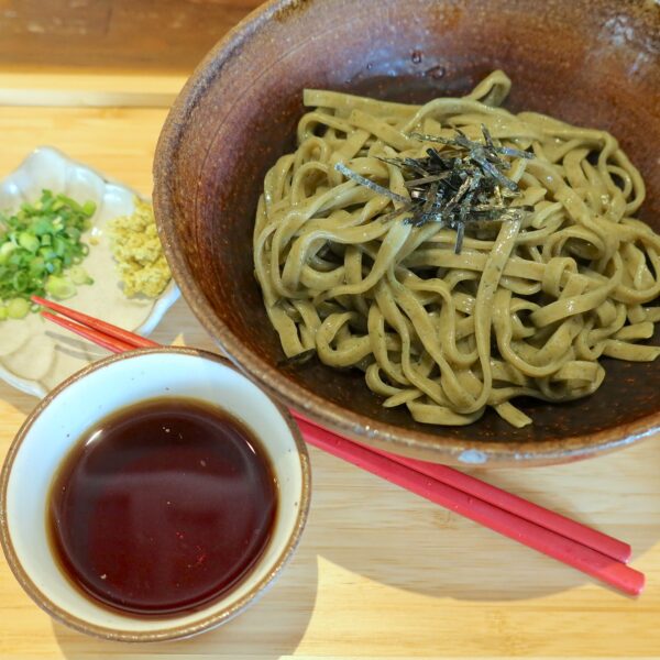 冷やしフーチバーそば（930円）