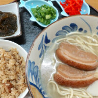 野球大好き新垣さんのお店「スポーツカフェ・チップ」の沖縄そばが予想外に美味しかった!