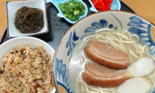 野球大好き新垣さんのお店「スポーツカフェ・チップ」の沖縄そばが予想外に美味しかった!