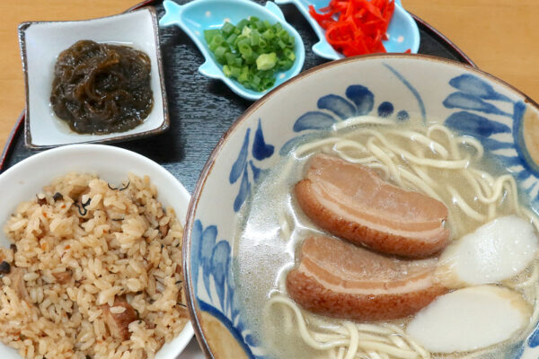 野球大好き新垣さんのお店「スポーツカフェ・チップ」の沖縄そばが予想外に美味しかった！