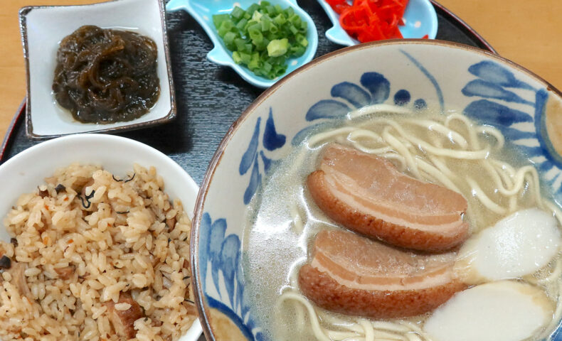 野球大好き新垣さんのお店「スポーツカフェ・チップ」の沖縄そばが予想外に美味しかった！