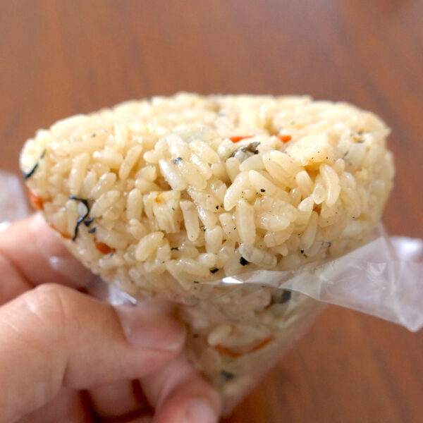 鶏おこわおにぎり(210円)