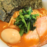 那覇・曙「麺処 みな家」で濃い旨ピリ辛がうまい豚骨味噌らーめん 煮玉子付き+ご飯