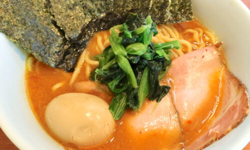 那覇・曙「麺処 みな家」で濃い旨ピリ辛がうまい豚骨味噌らーめん 煮玉子付き+ご飯