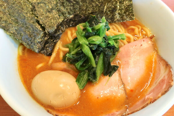 那覇・曙「麺処 みな家」で濃い旨ピリ辛がうまい豚骨味噌らーめん 煮玉子付き＋ご飯