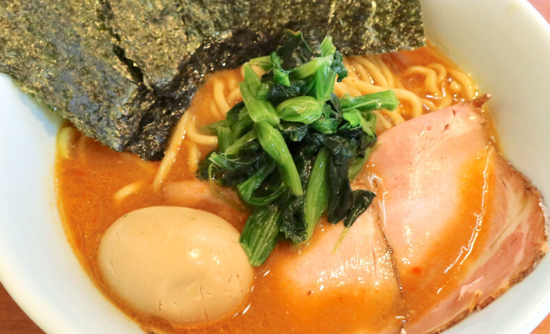 那覇・曙「麺処 みな家」で濃い旨ピリ辛がうまい豚骨味噌らーめん 煮玉子付き+ご飯