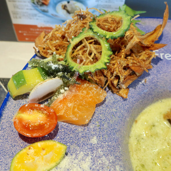 サイドは賑やか