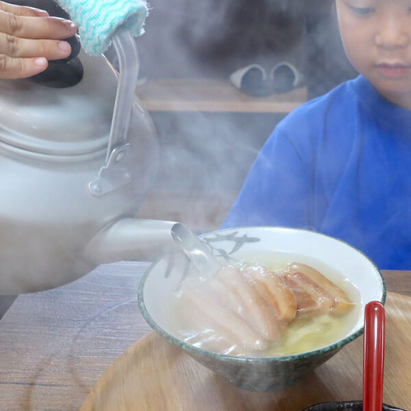 やかんで出汁が注がれる