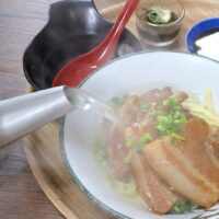 やかんから出汁が注がれる沖縄そば! 浦添「沖縄そば処 田多そば」のミックスそばセット