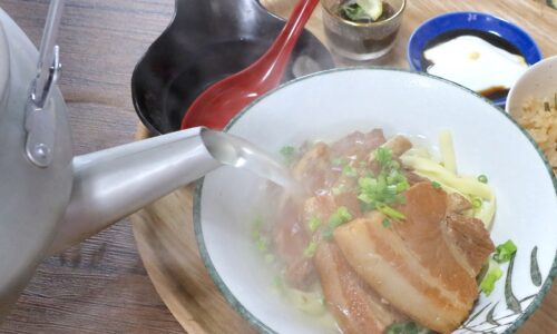 やかんから出汁が注がれる沖縄そば！ 浦添「沖縄そば処 田多そば」のミックスそばセット