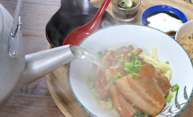 やかんから出汁が注がれる沖縄そば！ 浦添「沖縄そば処 田多そば」のミックスそばセット