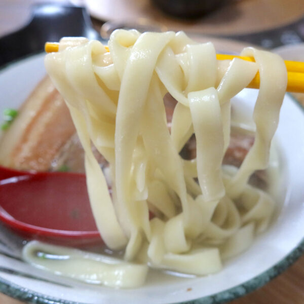 特徴的な平打ち麺