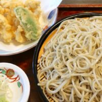 那覇・壺屋「蕎麦 寶」でとり天そば大盛をせいろでいただく