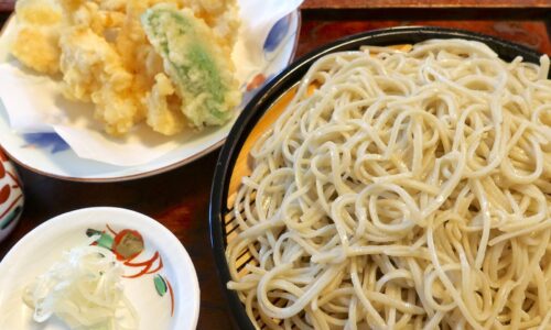 那覇・壺屋「蕎麦 寶」でとり天そば大盛をせいろでいただく