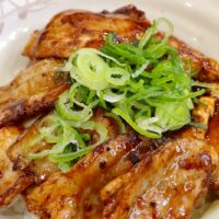 「松屋」でロースとカルビの炙り十勝豚丼！ 香ばしさと甘辛のタレ肉ごはんを楽しむ