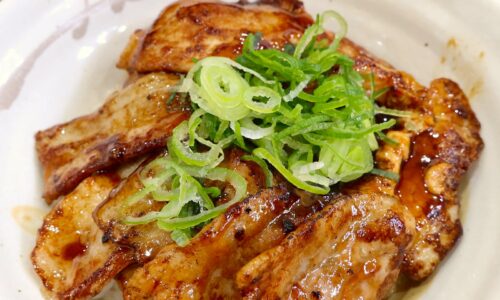 「松屋」でロースとカルビの炙り十勝豚丼！ 香ばしさと甘辛のタレ肉ごはんを楽しむ