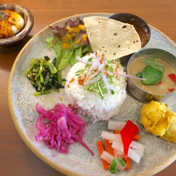 スパイスカレー2種盛り（1,480円）＋スパイス卵（150円）