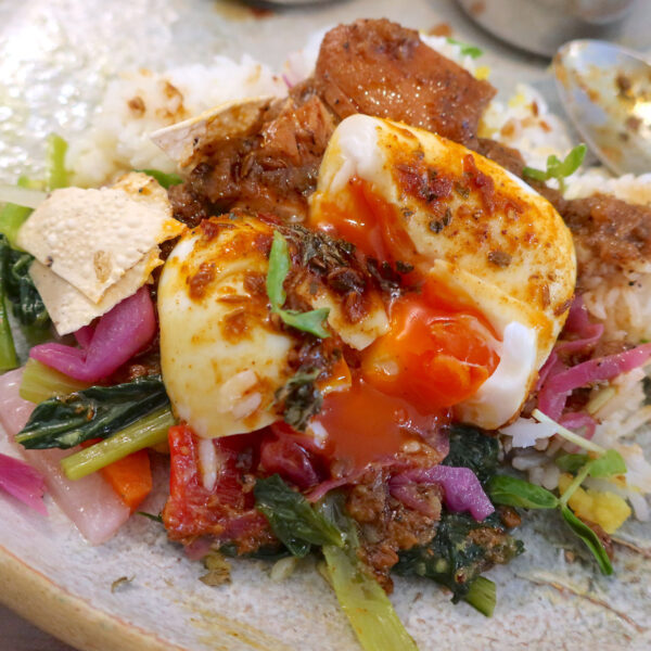 スパイス卵をのせて