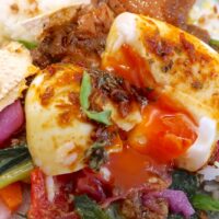 那覇・泊「mimitab（ミミタブ）」でスパイスカレー2種盛り＋スパイス卵