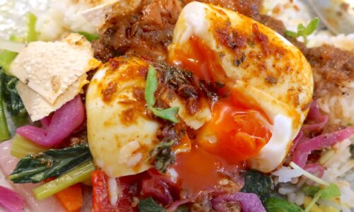 那覇・泊「mimitab(ミミタブ)」でスパイスカレー2種盛り+スパイス卵