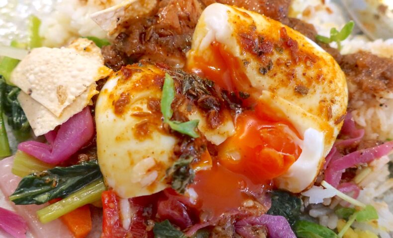 那覇・泊「mimitab（ミミタブ）」でスパイスカレー2種盛り＋スパイス卵