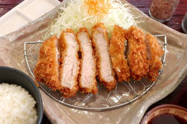 ローカルとんかつチェーン「とんかつ太郎 小禄店」であぐーロースかつ定食