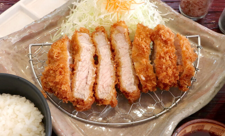 ローカルとんかつチェーン「とんかつ太郎 小禄店」であぐーロースかつ定食
