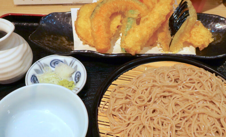 沖縄県唯一の百貨店・デパートリウボウの地下にある「築地薮そば」で天せいろう