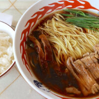 県内のラーメン好きはぜひ食べるべき! 宜野湾「麻婆食堂 福笑い」のかしわラーメン【小ライス付】