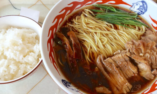 県内のラーメン好きはぜひ食べるべき! 宜野湾「麻婆食堂 福笑い」のかしわラーメン【小ライス付】