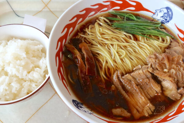 県内のラーメン好きはぜひ食べるべき！ 宜野湾「麻婆食堂 福笑い」のかしわラーメン【小ライス付】