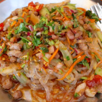 平和通りの奥にある「パーラー カオソーイ」で裏メニューのヤムウンセン＆ジャスミンライス