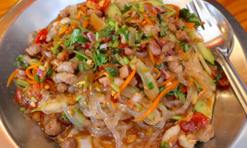 平和通りの奥にある「パーラー カオソーイ」で裏メニューのヤムウンセン＆ジャスミンライス