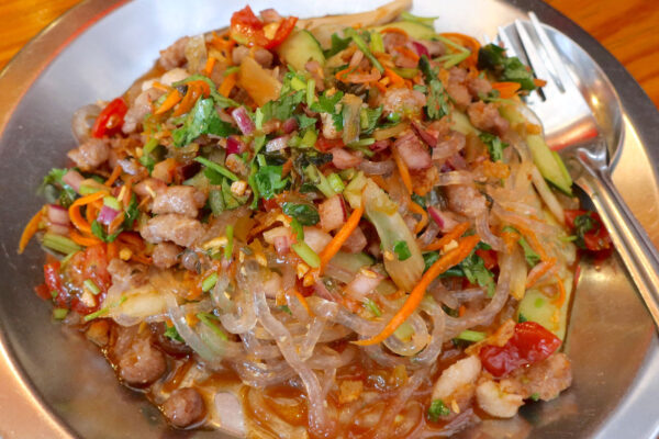 平和通りの奥にある「パーラー カオソーイ」で裏メニューのヤムウンセン＆ジャスミンライス