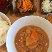 那覇・泊「元祖もつ煮込み たかさご」でカレーともつ煮込みがセットになったWセット