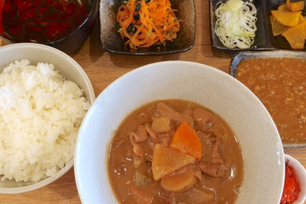 那覇・泊「元祖もつ煮込み たかさご」でカレーともつ煮込みがセットになったWセット