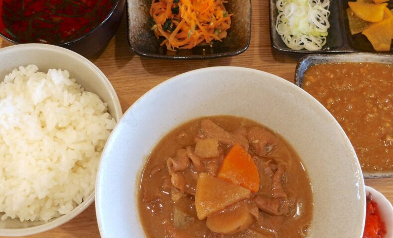 那覇・泊「元祖もつ煮込み たかさご」でカレーともつ煮込みがセットになったWセット