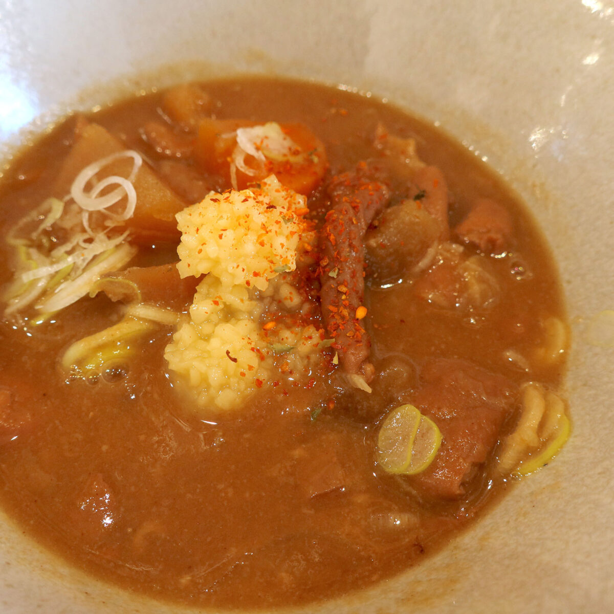 刻みニンニクと一味を足す