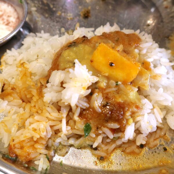 チキンカレーとスープ、そしてレモンのアチャールを混ぜて