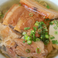 那覇の人気そば店「ゆうなみ 坂下店」で本ソーキ&軟骨ソーキ&三枚肉が入ったよもぎ麺のミックスそば