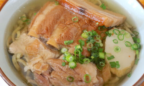 那覇の人気そば店「ゆうなみ 坂下店」で本ソーキ&軟骨ソーキ&三枚肉が入ったよもぎ麺のミックスそば